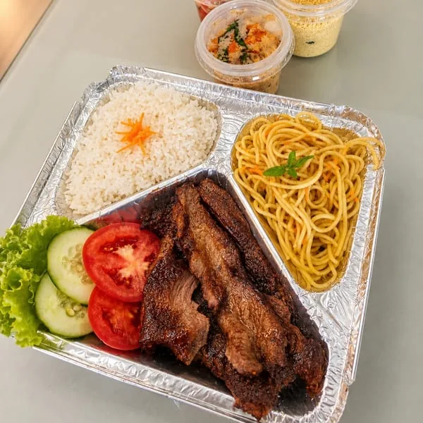 Alcatra na brasa com arroz, macarrão e salada