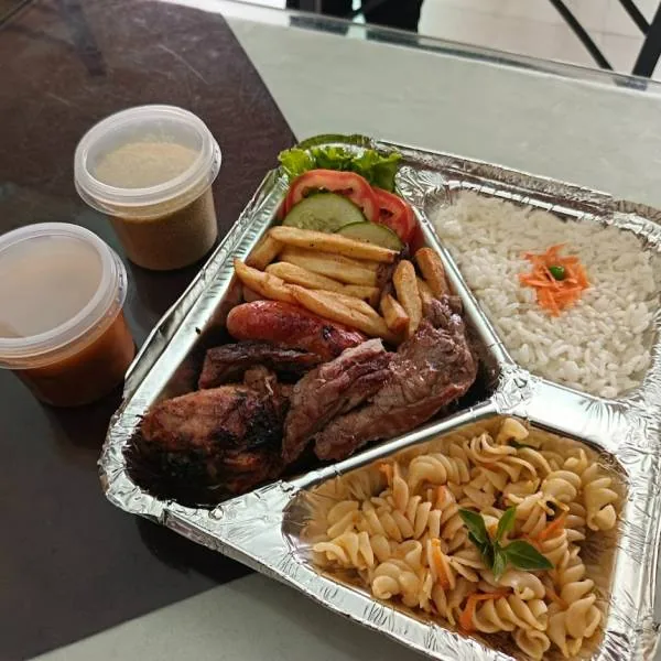 Prato executivo misto com carne, frango, calabresa, arroz e fritas