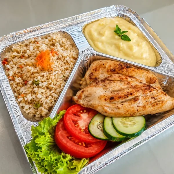 Frango grelhado com arroz integral, salada verde e purê