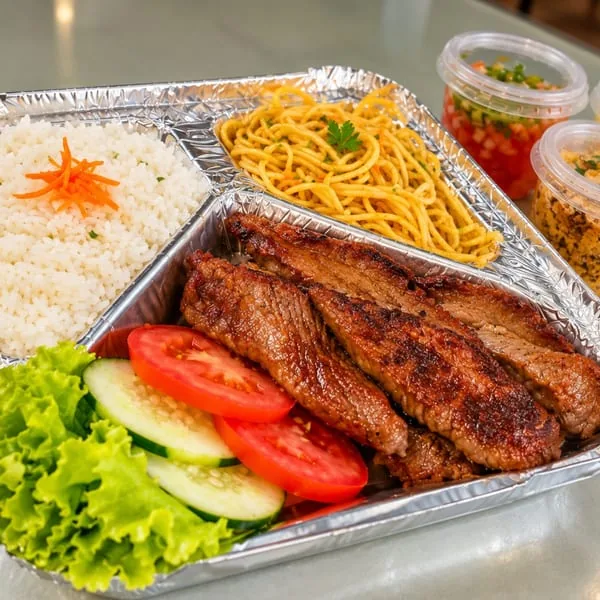 Maminha e fraldinha na brasa com arroz, macarrão, salada e vinagrete